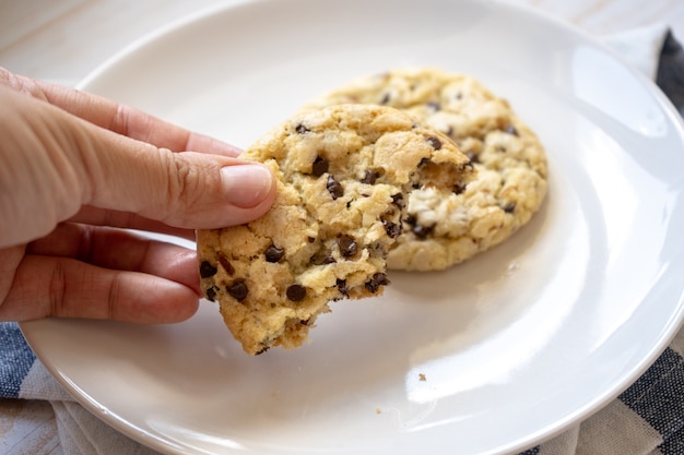 Biscoitos de chocolate clássicos recém-assados com nozes em um prato