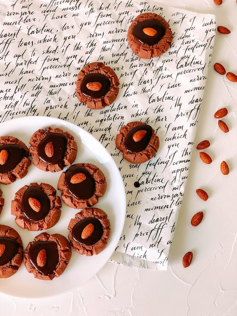 Biscoitos de chocolate com amêndoas inteiras