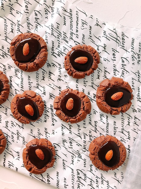 Biscoitos de chocolate com amêndoas inteiras