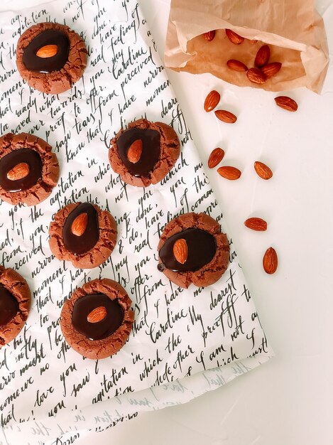 Biscoitos de chocolate com amêndoas inteiras