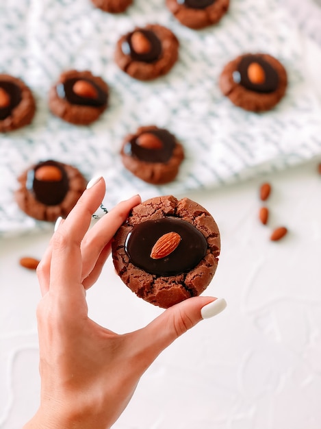 Biscoitos de chocolate com amêndoas inteiras