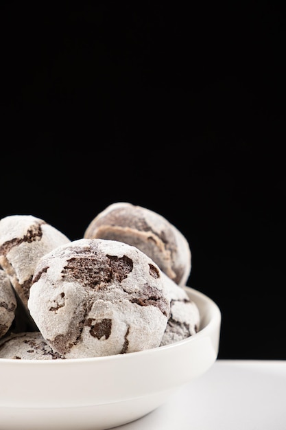 Biscoitos de chocolate com cacau e açúcar em pó