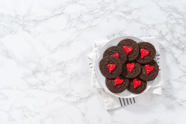 Biscoitos de chocolate com corações de chocolate