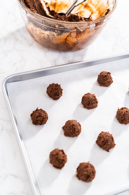 Biscoitos de chocolate com corações de chocolate