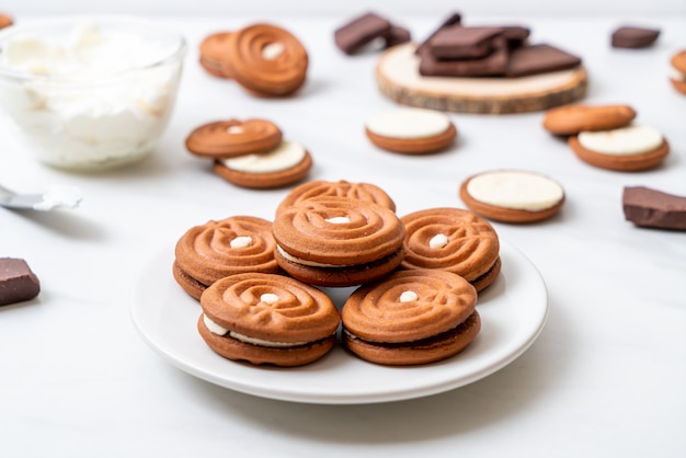 Biscoitos de chocolate com creme