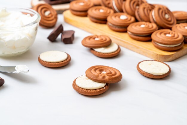 Foto biscoitos de chocolate com creme