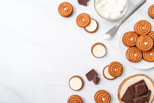 Biscoitos de chocolate com creme