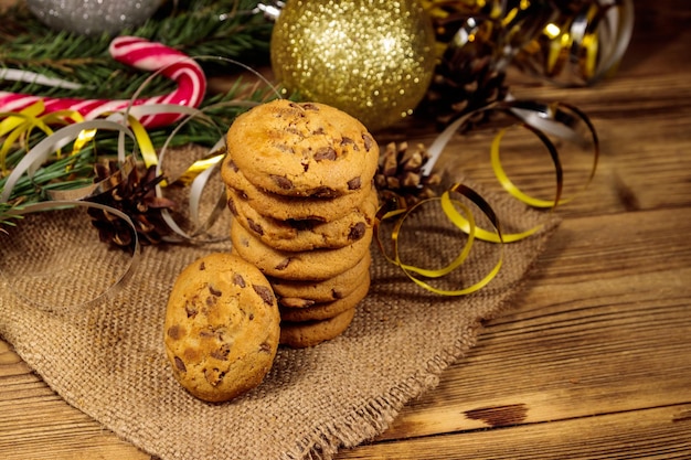 Biscoitos de chocolate com decoração de Natal na mesa de madeira