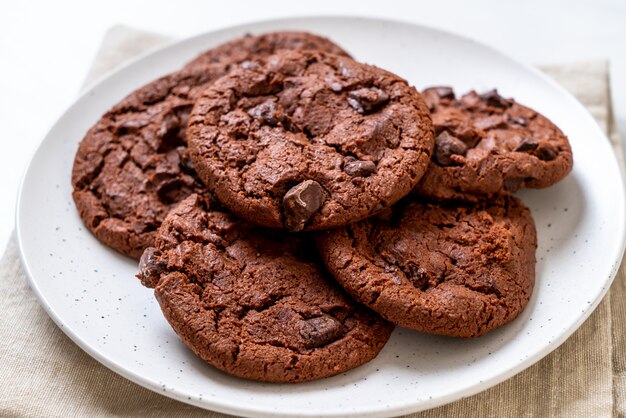 Biscoitos de chocolate com gotas de chocolate