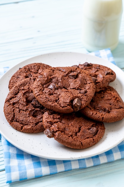 Biscoitos de chocolate com gotas de chocolate