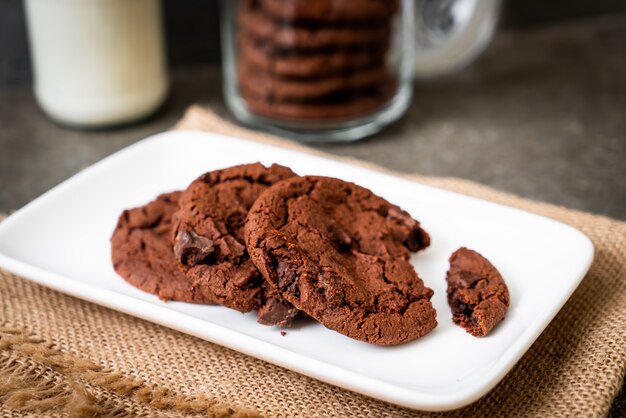 Biscoitos de chocolate com gotas de chocolate