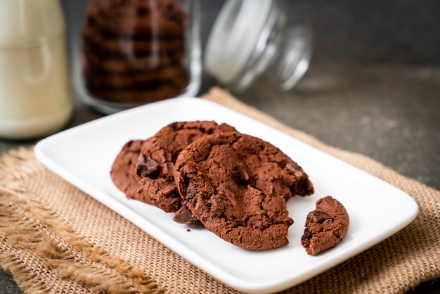 Biscoitos de chocolate com gotas de chocolate