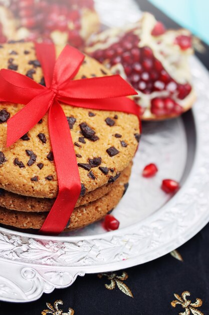 Biscoitos de chocolate com laço vermelho