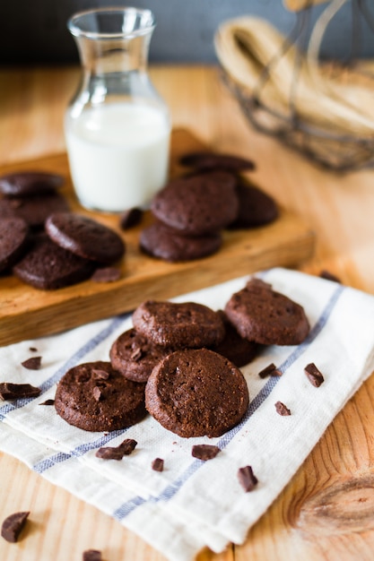 Foto biscoitos de chocolate com menta e jarra de leite