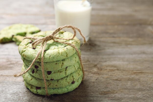 Biscoitos de chocolate com menta na mesa de madeira