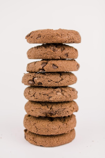 Biscoitos de chocolate com pedaços de chocolate no fundo branco