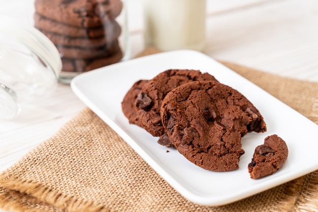 biscoitos de chocolate com pepitas de chocolate