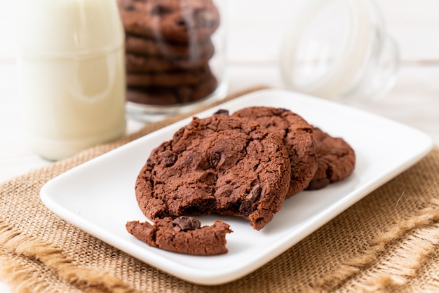 biscoitos de chocolate com pepitas de chocolate