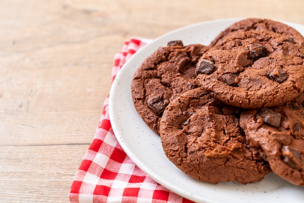 biscoitos de chocolate com pepitas de chocolate