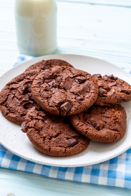 biscoitos de chocolate com pepitas de chocolate