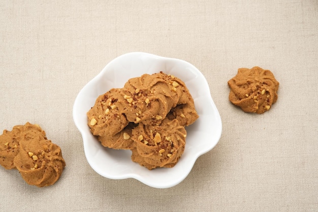 Biscoitos de chocolate com salpicaduras de amendoim