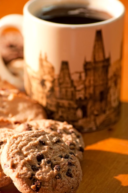 Biscoitos de chocolate com uma xícara de café