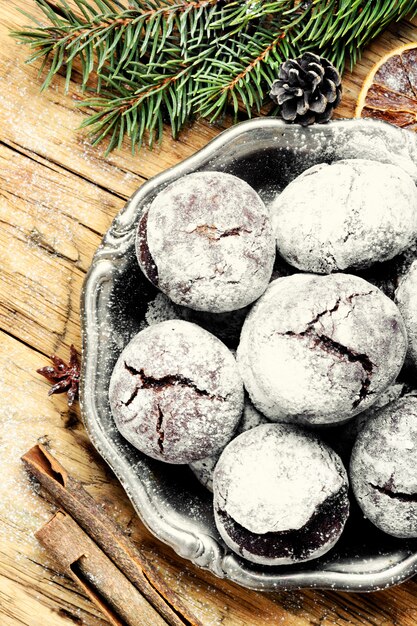 Biscoitos de chocolate crackled de natal