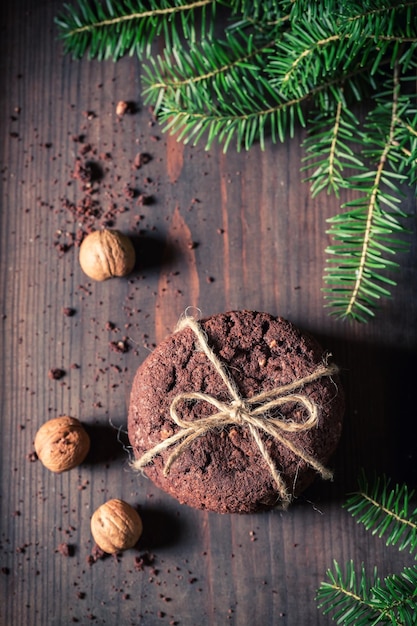 Biscoitos de chocolate doce e marrom como lanche de Natal