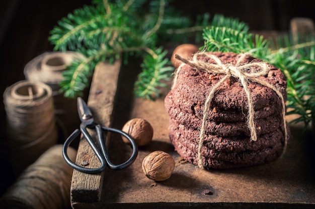 Biscoitos de chocolate doce e marrom feitos de cacau e açúcar