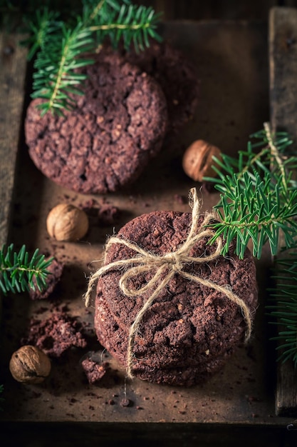 Biscoitos de chocolate doces e caseiros com abeto e nozes