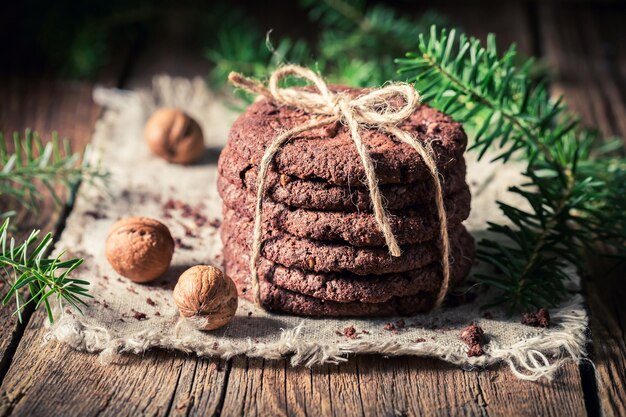 Biscoitos de chocolate doces e caseiros feitos de cacau e açúcar