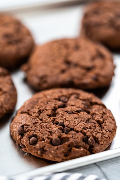 Biscoitos de chocolate duplo recém-assados em uma assadeira