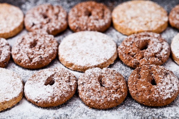 Biscoitos de chocolate e biscoitos de aveia com açúcar em pó