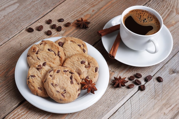 Biscoitos de chocolate e café quente