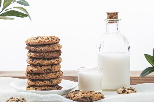 Biscoitos de chocolate e leite em uma superfície de madeira branca