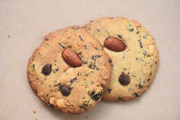 Biscoitos de chocolate e nozes em cima da mesa