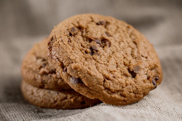 Biscoitos de chocolate em um guardanapo de linho em uma mesa de madeira