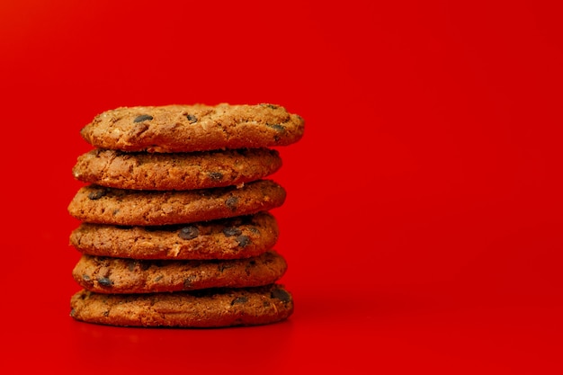 Biscoitos de chocolate empilhado no vermelho