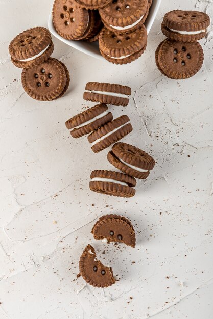 Biscoitos de chocolate empilhados com vista superior de leite