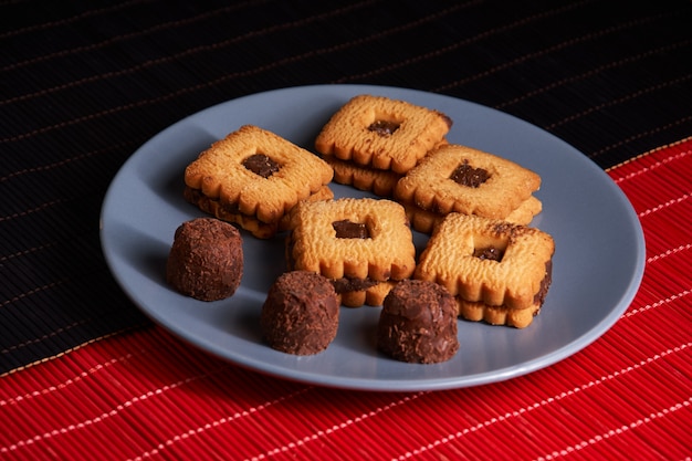 Biscoitos de chocolate empilhados em um prato, pronto para ser servido no prato azul