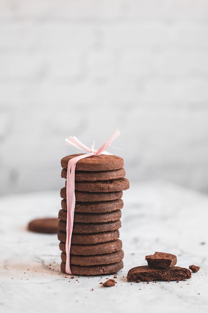biscoitos de chocolate empilhados na mesa