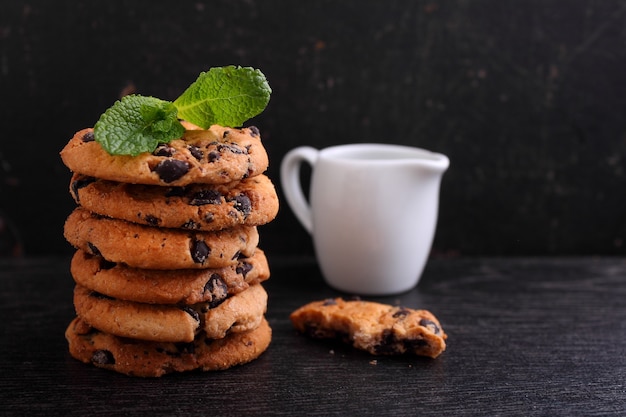 Biscoitos de chocolate empilham sobre fundo escuro