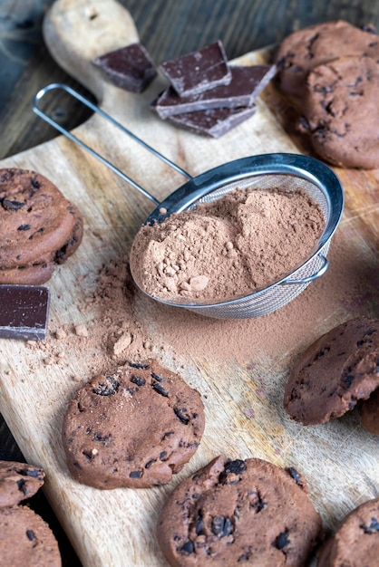 Biscoitos de chocolate feitos de farinha e cacau com pedaços de chocolate dentro sobremesa crocante doce de biscoitos de chocolate com chocolate