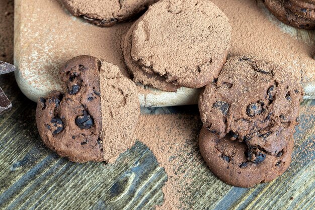 Biscoitos de chocolate feitos de farinha e cacau com pedaços de chocolate dentro sobremesa crocante doce de biscoitos de chocolate com chocolate