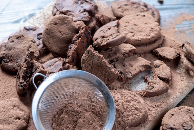 Biscoitos de chocolate feitos de farinha e cacau com pedaços de chocolate dentro sobremesa crocante doce de biscoitos de chocolate com chocolate