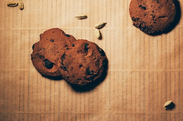 Foto biscoitos de chocolate flatlay com especiarias na mesa