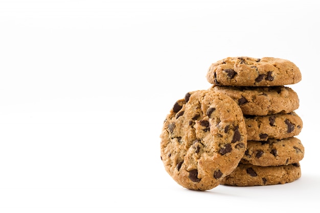 Biscoitos de chocolate isolados no espaço branco cópia