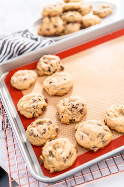 Biscoitos de chocolate macio caseiros recém-assados em uma assadeira.
