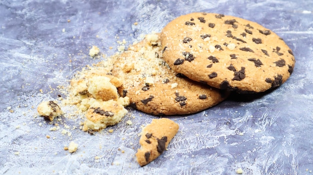 Biscoitos de chocolate macios e recém-assados na bancada de uma cozinha de mármore cinza. Pastelaria doce tradicional americana, deliciosa sobremesa caseira. Fundo culinário.