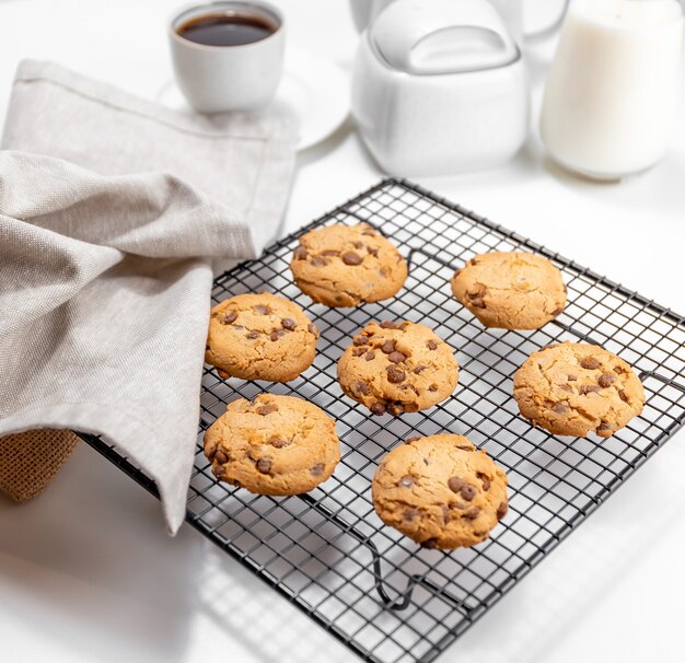 biscoitos de chocolate na grelha de refrigeração